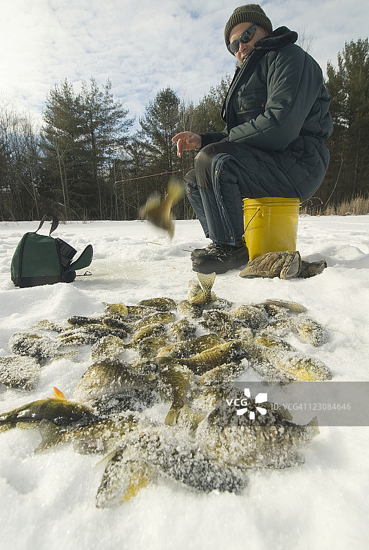 成功的冰钓渔民图片素材
