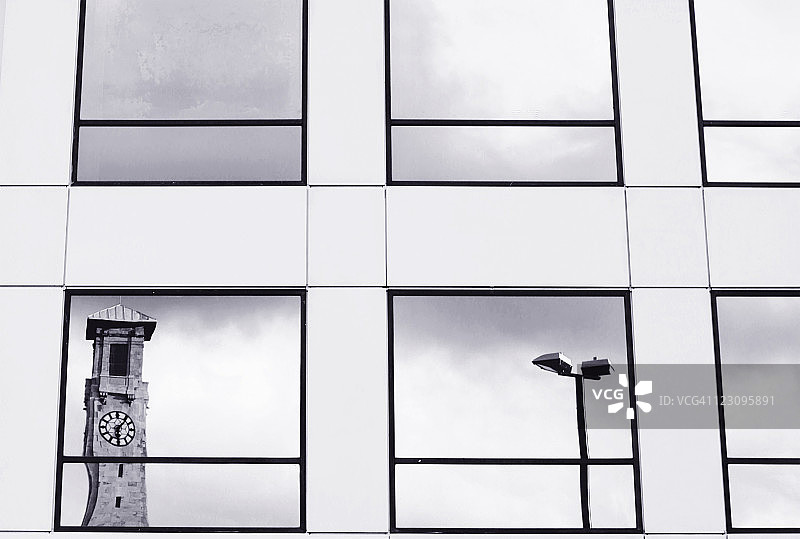 倒映在玻璃窗中的钟楼——南安普顿公民中心图片素材