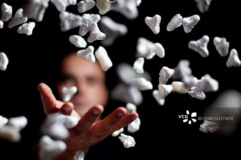 男人扔包装用泡沫塑料图片素材