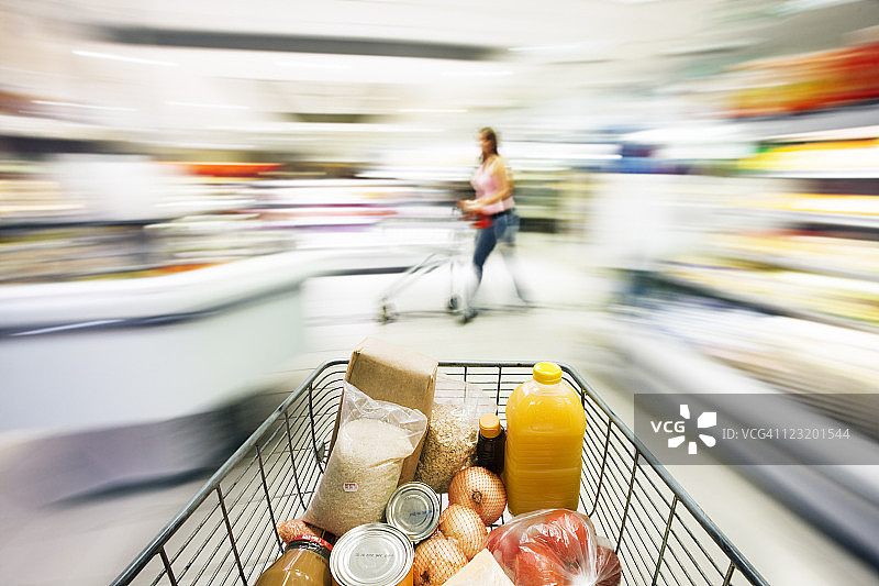 在商店里飞驰的超市购物车图片素材