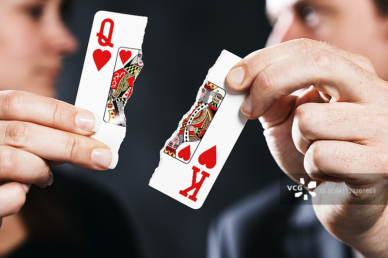 象征离婚的撕裂扑克牌图片素材