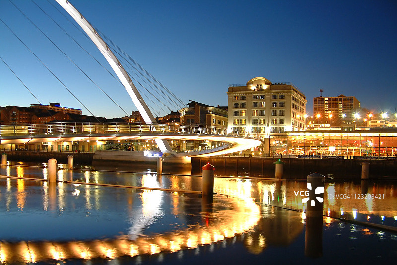 千禧桥倒影 2图片素材
