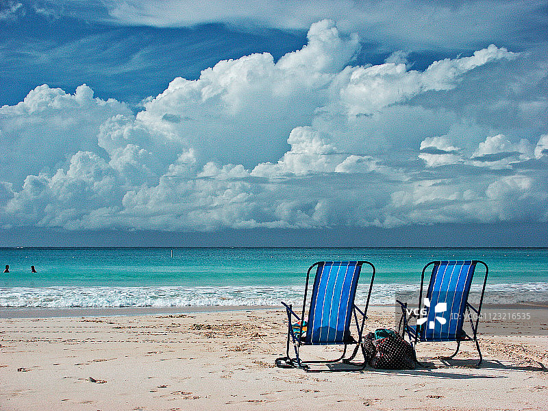 两把孤独的沙滩椅图片素材