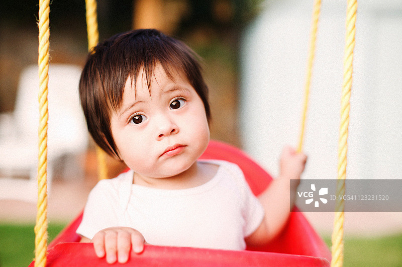 荡秋千的女婴图片素材
