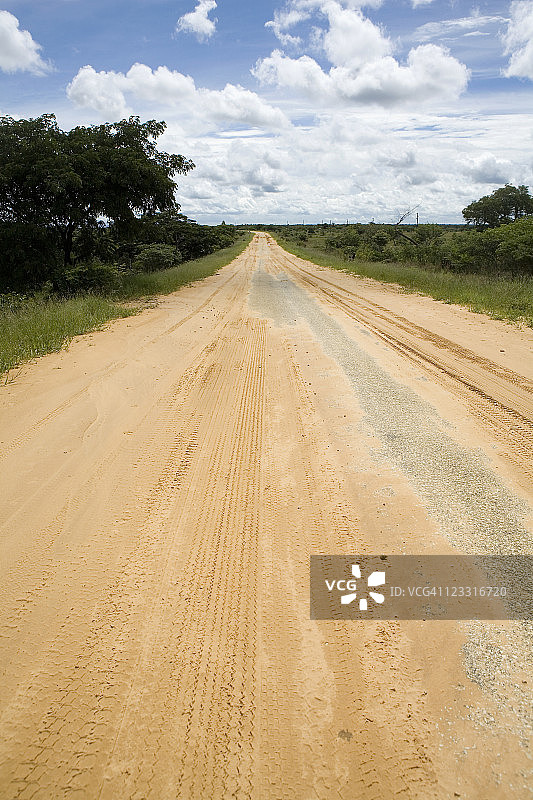 莫桑比克伊尼扬巴内省维兰库洛斯附近的泥路图片素材