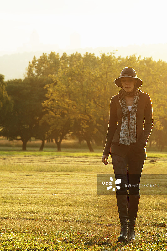 冬日清晨，在南非豪登省约翰内斯堡散步的年轻女人图片素材