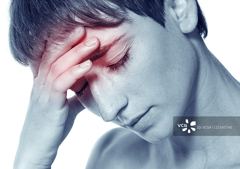患有偏头痛的迷人年轻女性图片素材