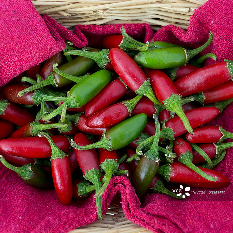 红色和绿色墨西哥胡椒图片素材