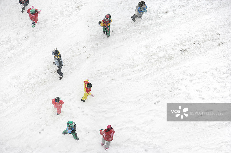 孩子们在雪地里玩耍图片素材
