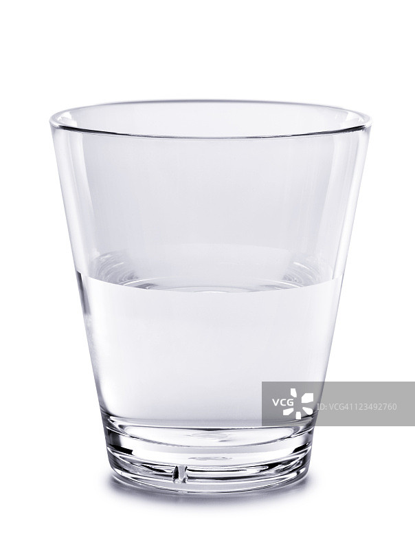 半满的玻璃杯图片素材