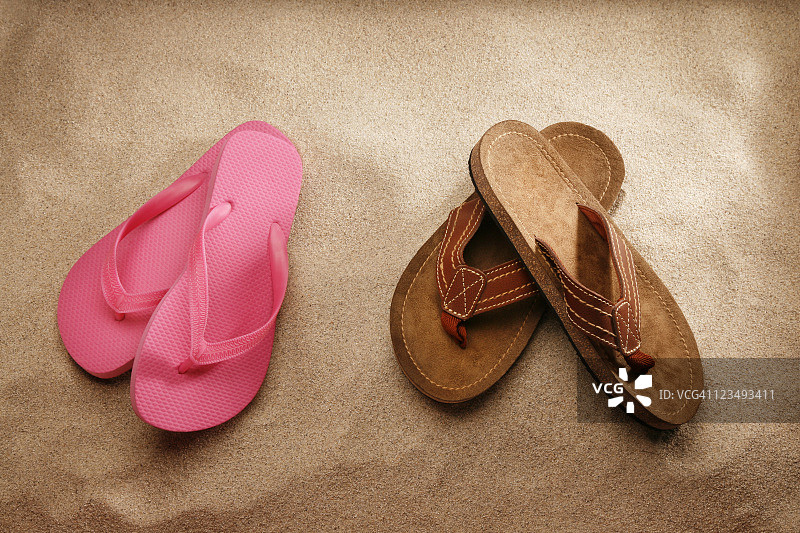 沙滩上的男士和女士凉鞋图片素材