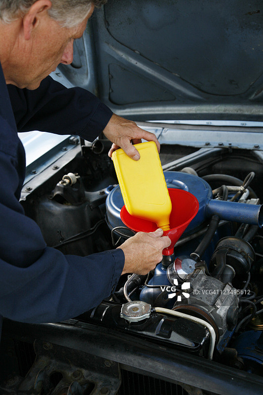 汽车修理工更换机油图片素材