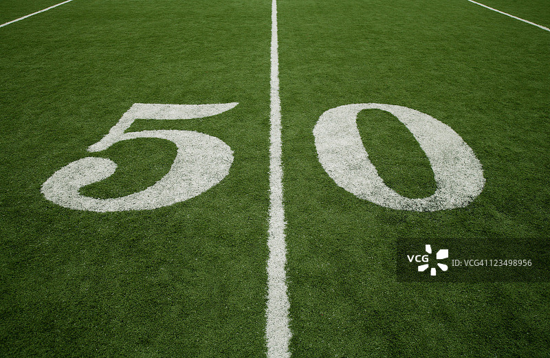 足球场上的50码线图片素材