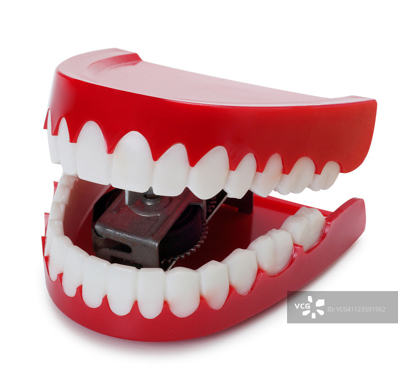 在白色背景上分离的颤抖的牙齿图片素材