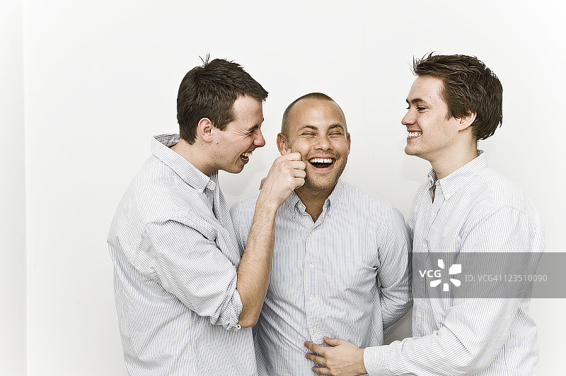 在丹麦，年轻男子亲吻秘密社团成员的脸颊图片素材