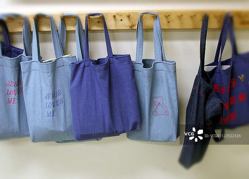 挂在墙上的手提包图片素材