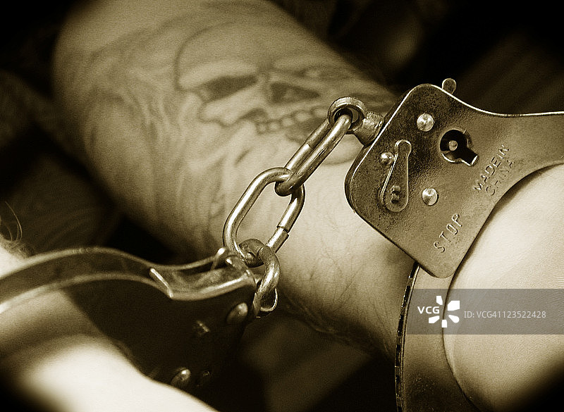 被手铐铐住的人图片素材