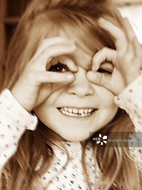 女孩做眼神手势图片素材