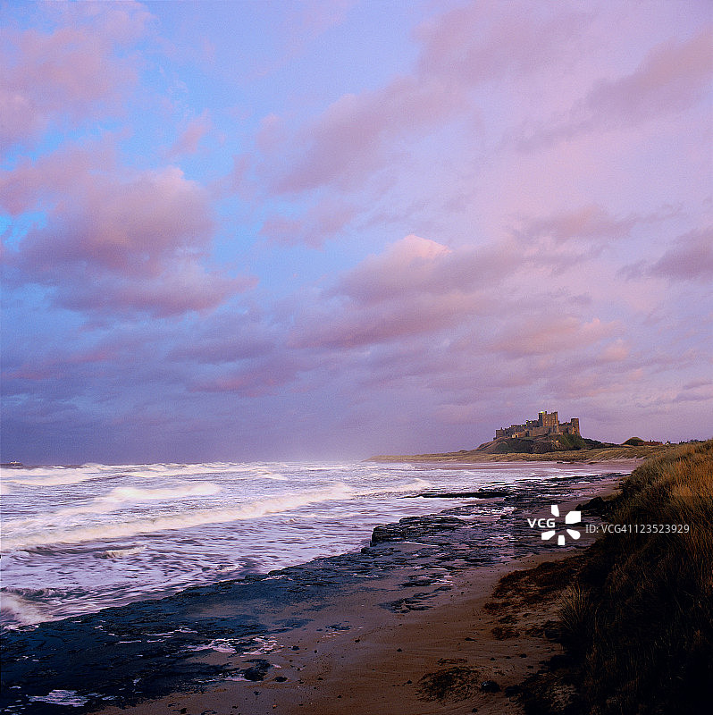 英国诺森伯兰海岸线班堡城堡图片素材