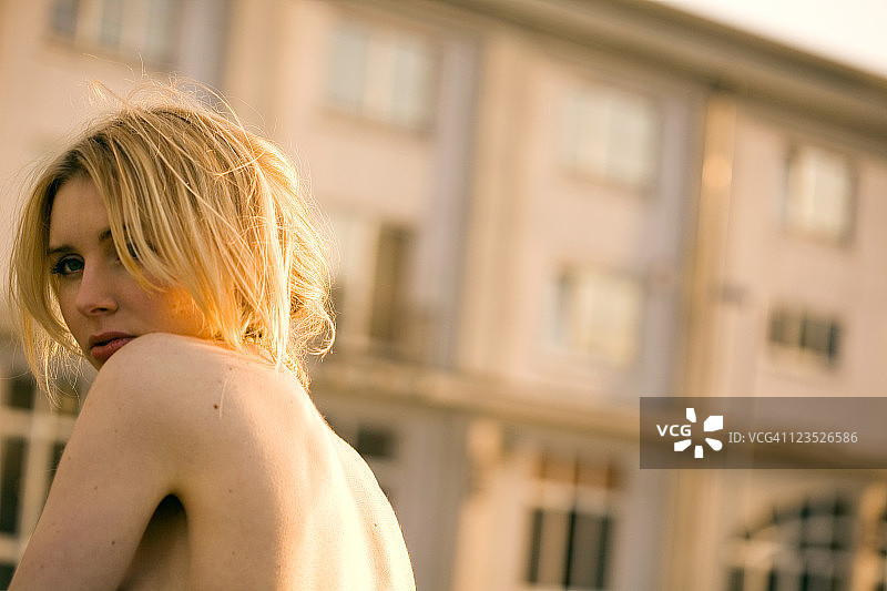 在德国杜塞尔多夫媒体港的女人图片素材