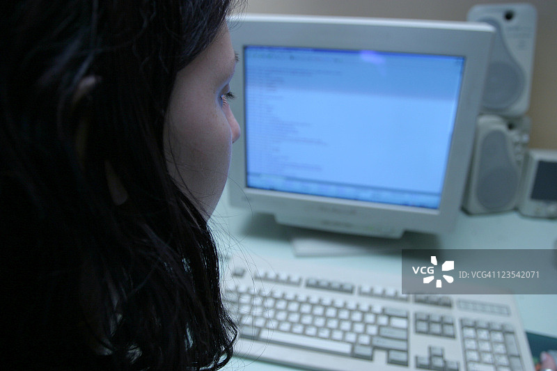 使用电脑的女孩图片素材
