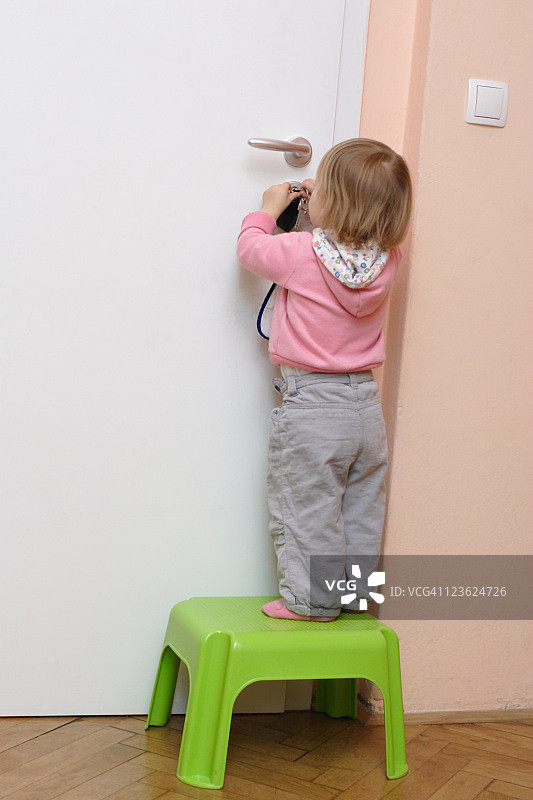 小女孩开门图片素材