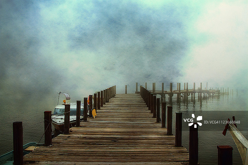 雾气中的码头图片素材