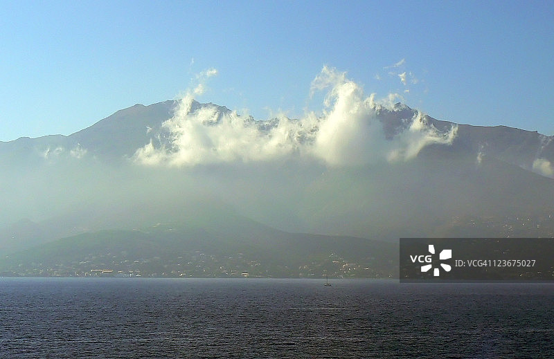 从海上眺望科西嘉岛的美丽风光图片素材