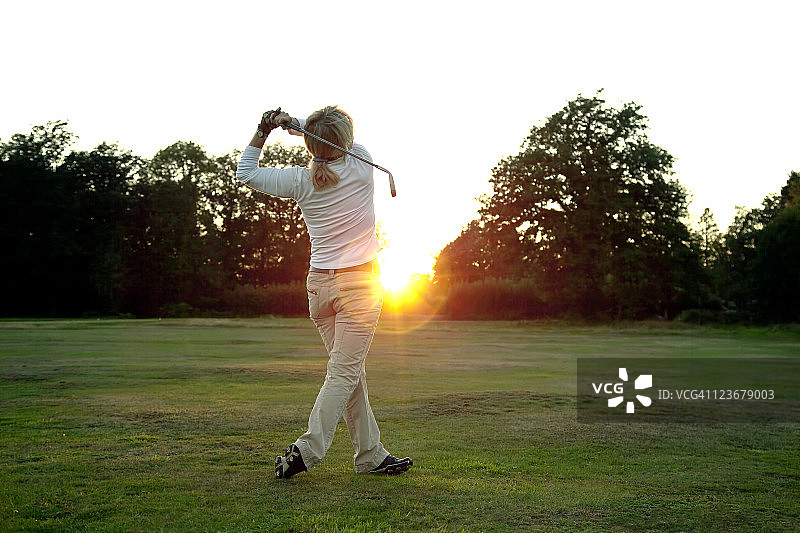 女子高尔夫球运动瞬间图片素材