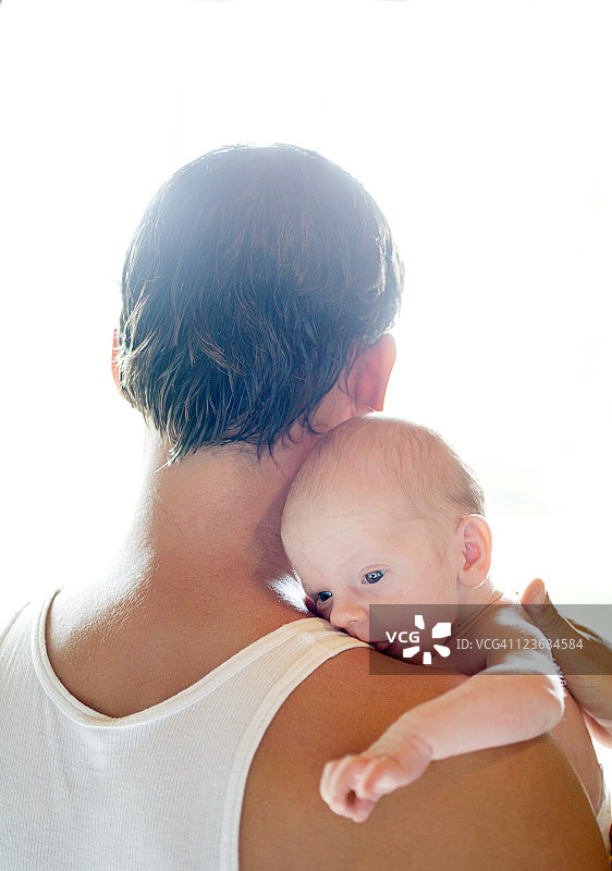 父亲和新生儿图片素材