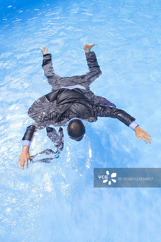 溺水的商人图片素材