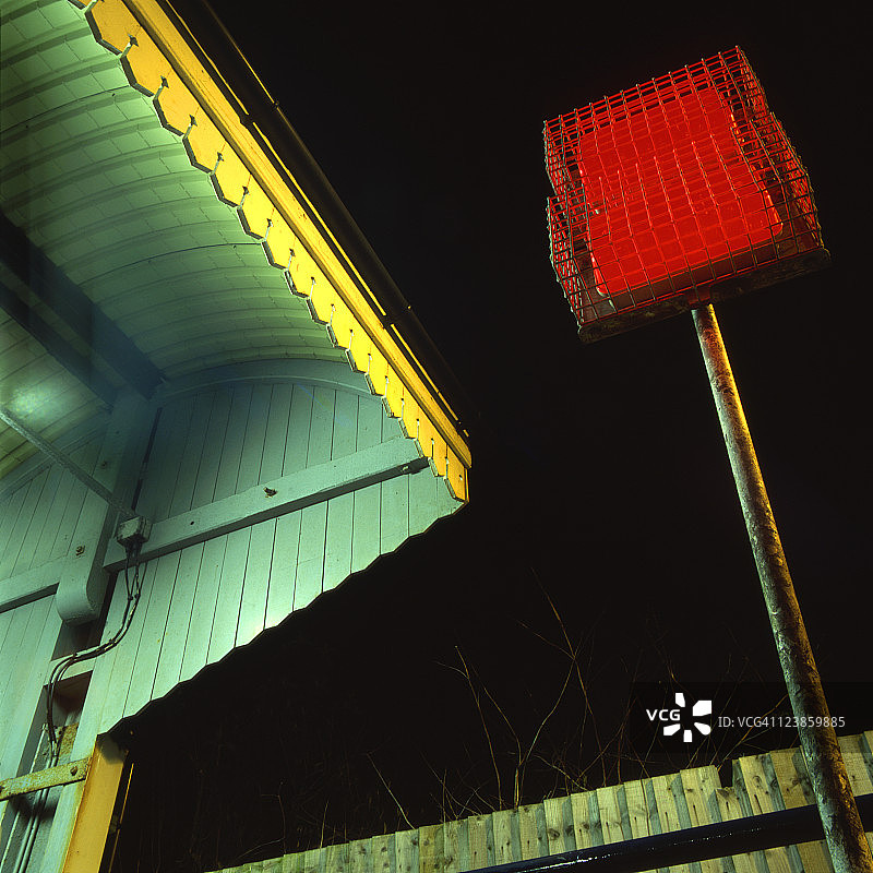 法尔茅斯火车信号和车站候车亭图片素材