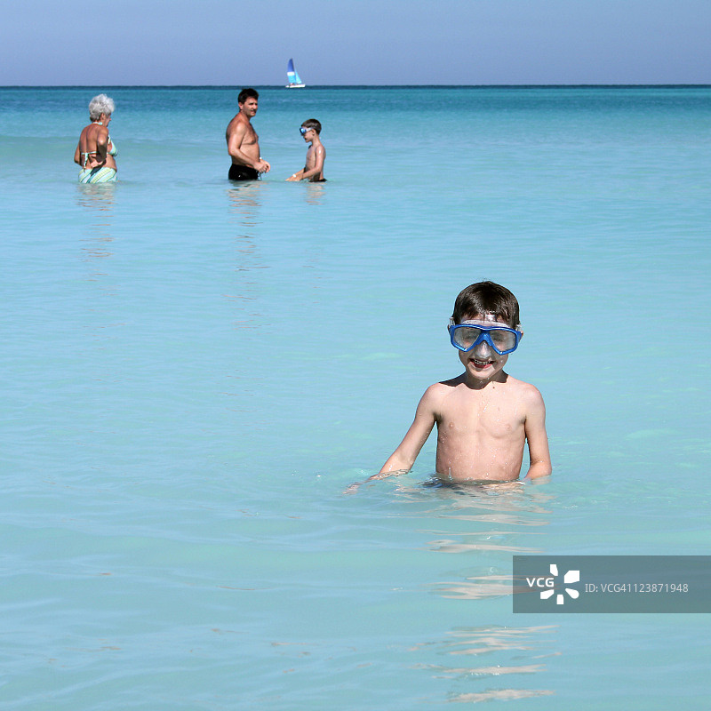 水中的家庭图片素材