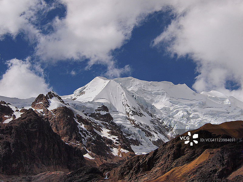 覆盖着积雪的山峰图片素材