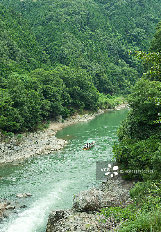 京都郁郁葱葱的绿色河谷上的划船活动图片素材