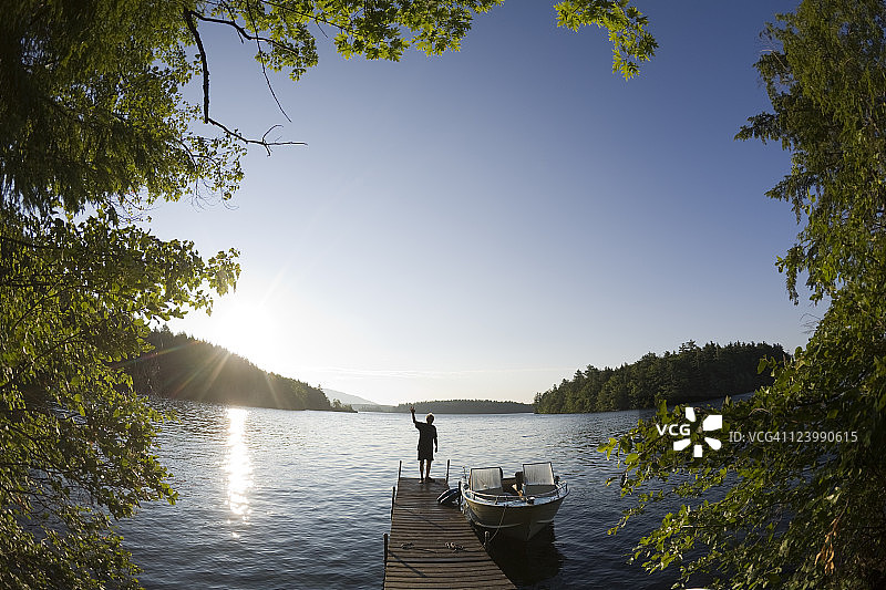 男人从码头挥手图片素材
