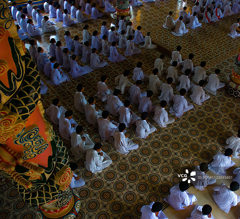 越南高台教大寺的朝拜者图片素材
