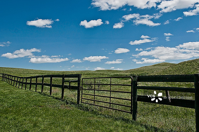 棉球般的云朵图片素材