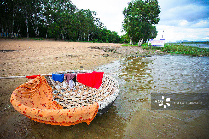 迈索尔附近塔拉卡德的篮子船里的衣服图片素材