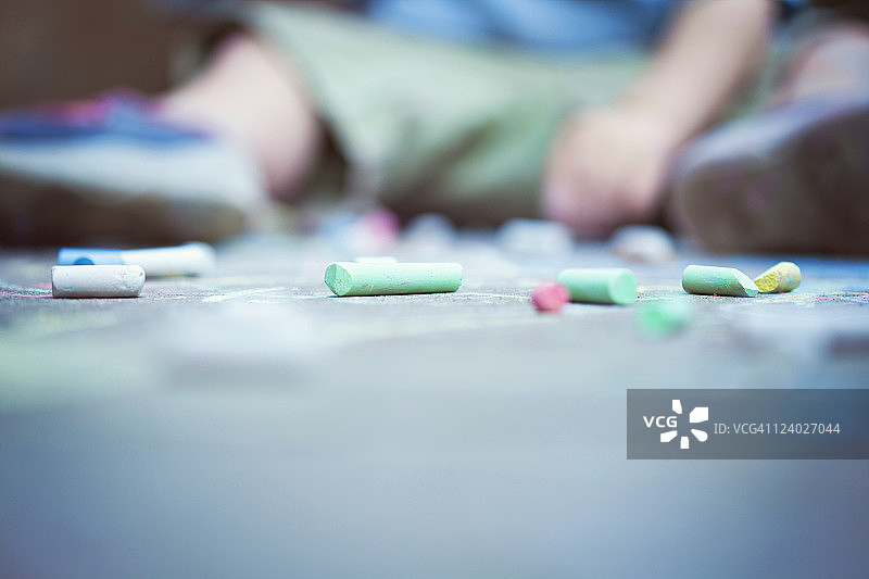 儿童用粉笔画画图片素材