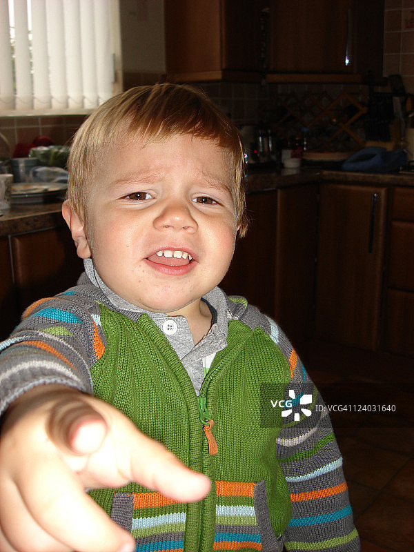 小男孩指着镜头图片素材