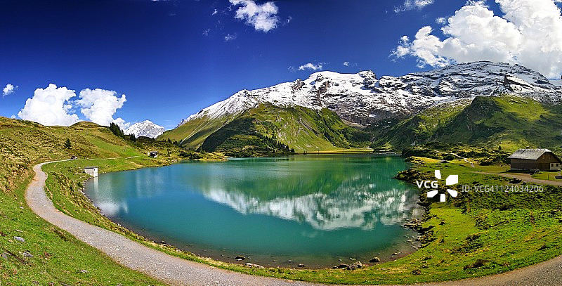 瑞士阿尔卑斯山的湖泊图片素材