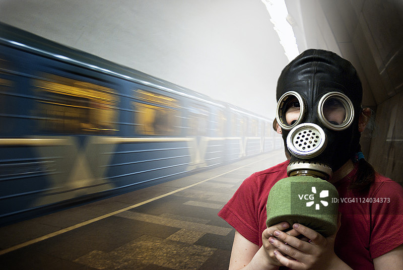 戴着防毒面具的女孩图片素材
