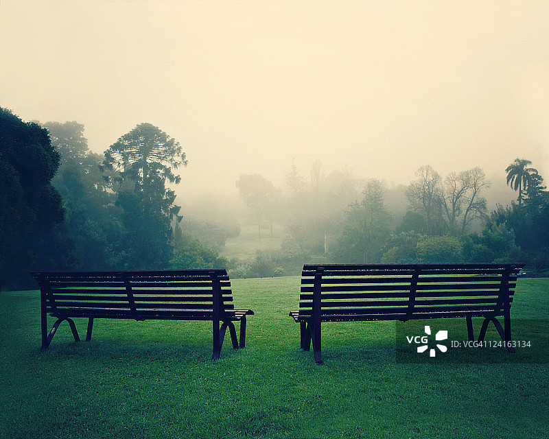 两张空公园长椅图片素材