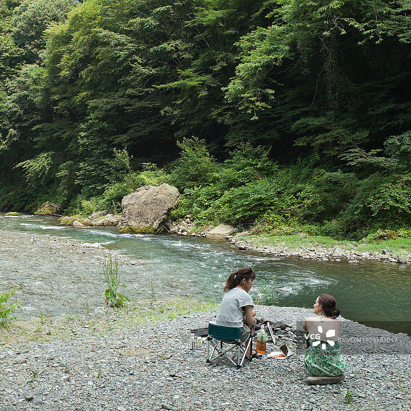 享受东京奥多摩森林中的河流图片素材