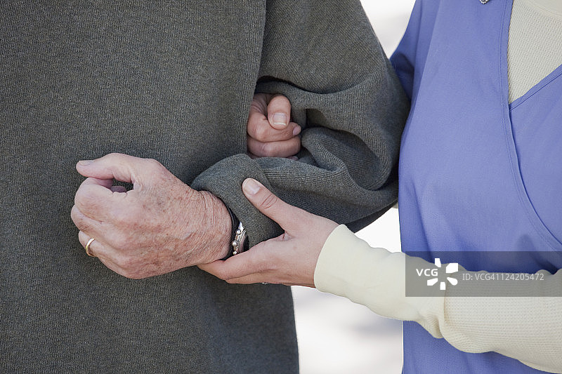 护士搀扶着年长的男人图片素材
