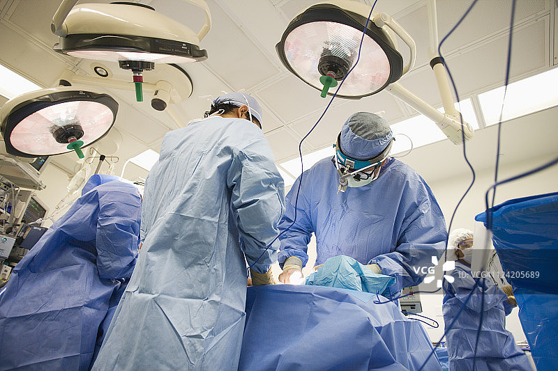 医生在手术室做手术图片素材