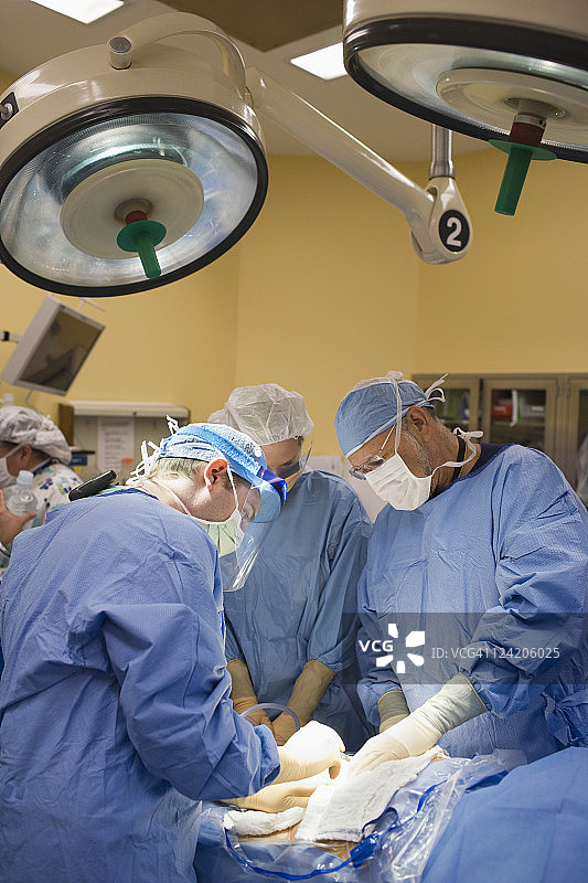 医生在手术室做手术图片素材