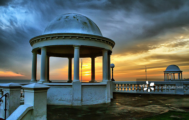 柱廊下的夜晚图片素材