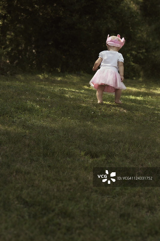 生日女孩走开的背影图片素材
